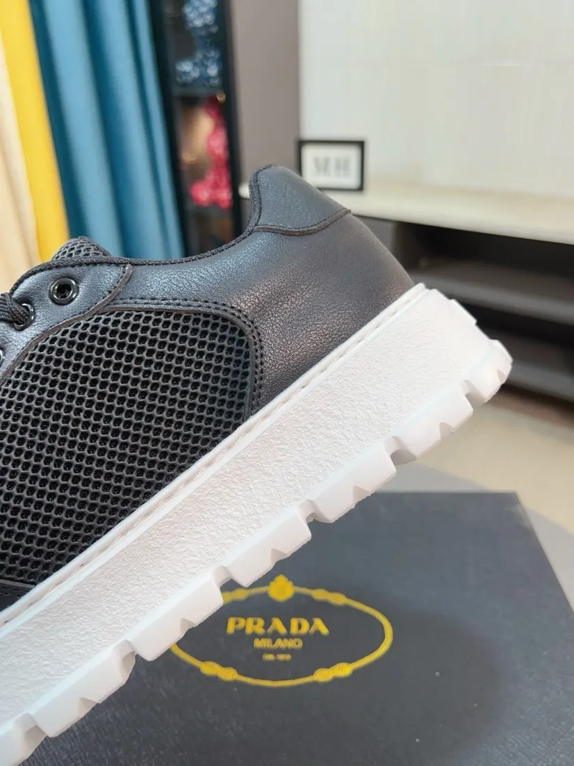 Men's shoes 💰440🌹🌹Prada 〈prada〉 luxury and fashionable high-end products ✊🔥The perfect last shape and top-notch handcrafting make this shoe immediately create a strong aristocratic atmosphere. Imported first-layer cowhide with brogue carving crafts💋Genuine leather lining🎶Rubber combination outsole specially imported from France for leather shoes😍Color: Mysterious Black☕️Size 38～44